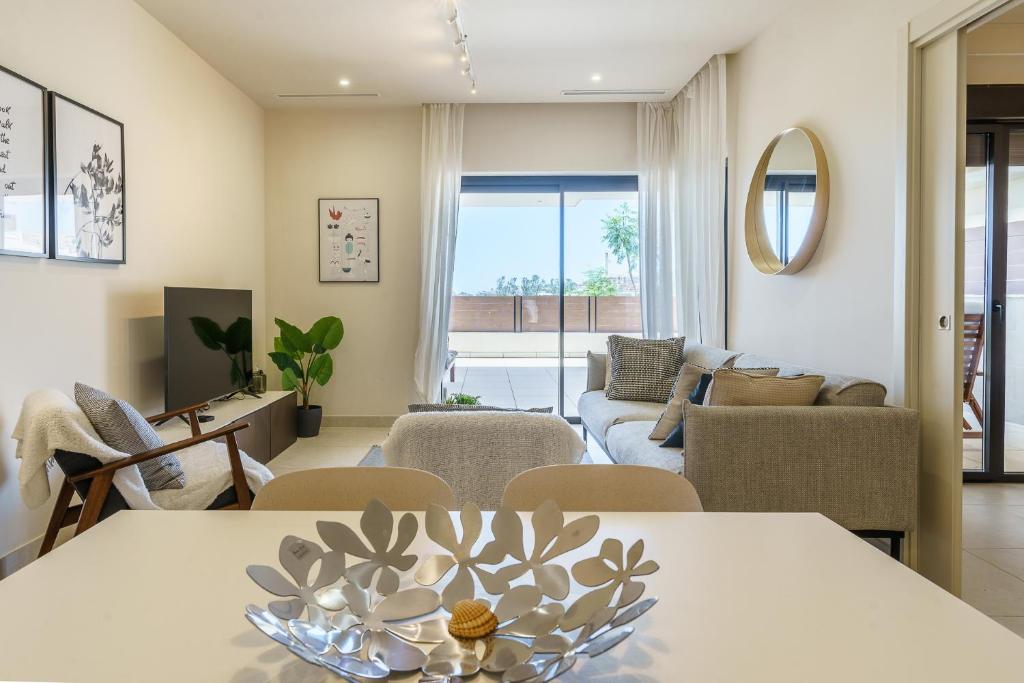 salon ze stołem i kanapą w obiekcie CT 158 - Lotus Jardinana by MPS - La Cala de Mijas w Maladze