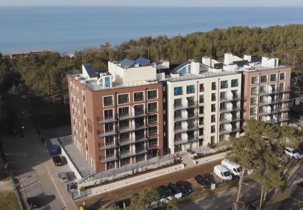 una vista aérea de un gran edificio de apartamentos en Apartament przy plaży en Międzywodzie