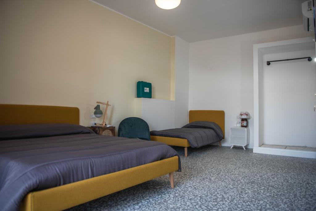 1 Schlafzimmer mit 2 Betten und einem Fenster in der Unterkunft U'Panare in Taranto