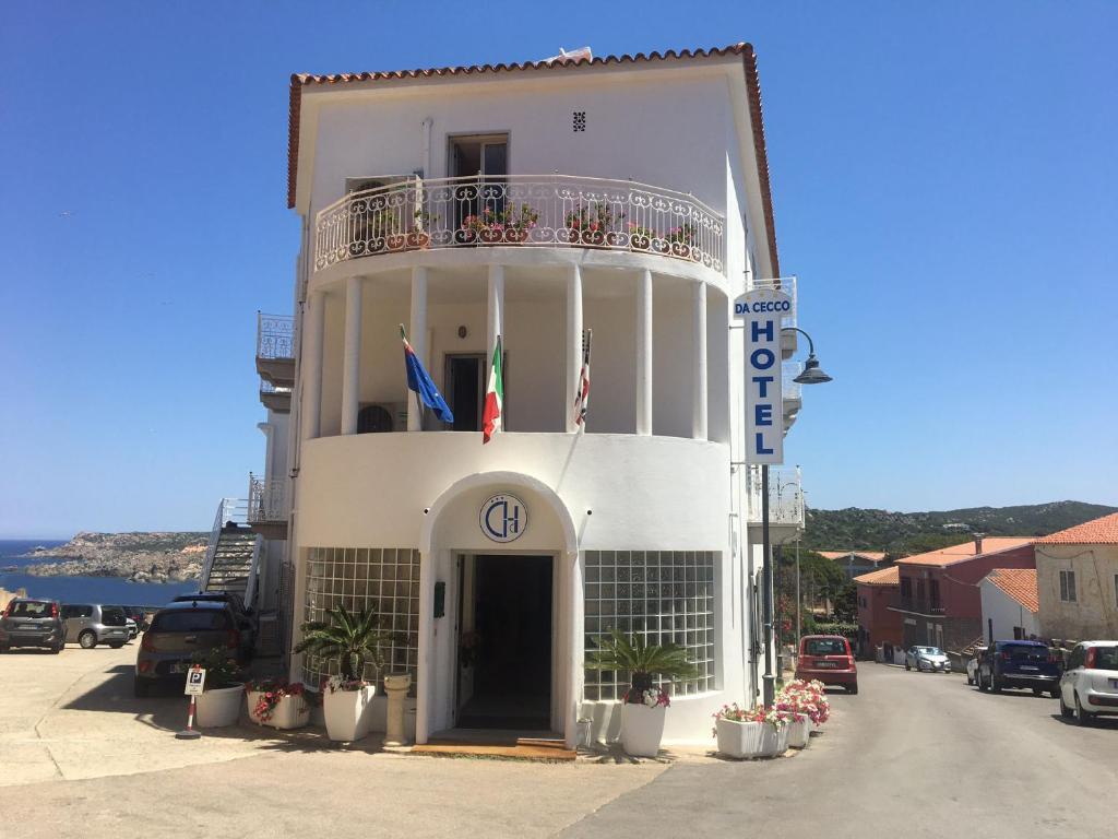 サンタ・テレーザ・ガッルーラにあるHotel Da Ceccoの白い建物(バルコニー付)