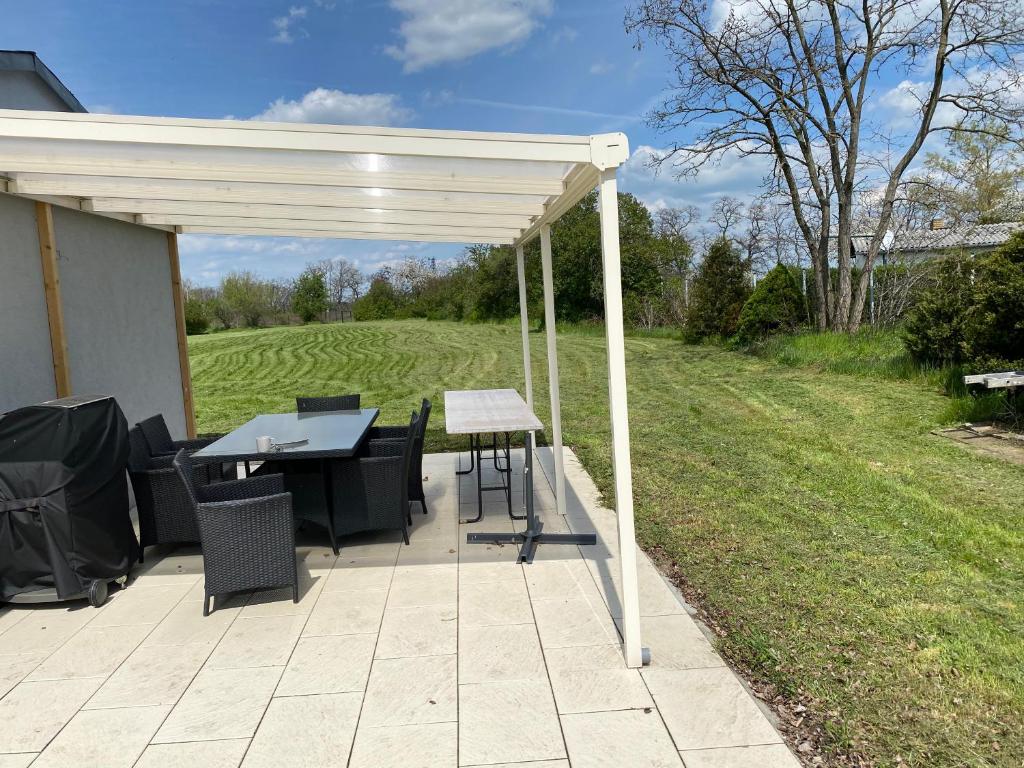 Platz für die ganze Familie - Bungalow mit großem Grundstück - Three-Bedroom House