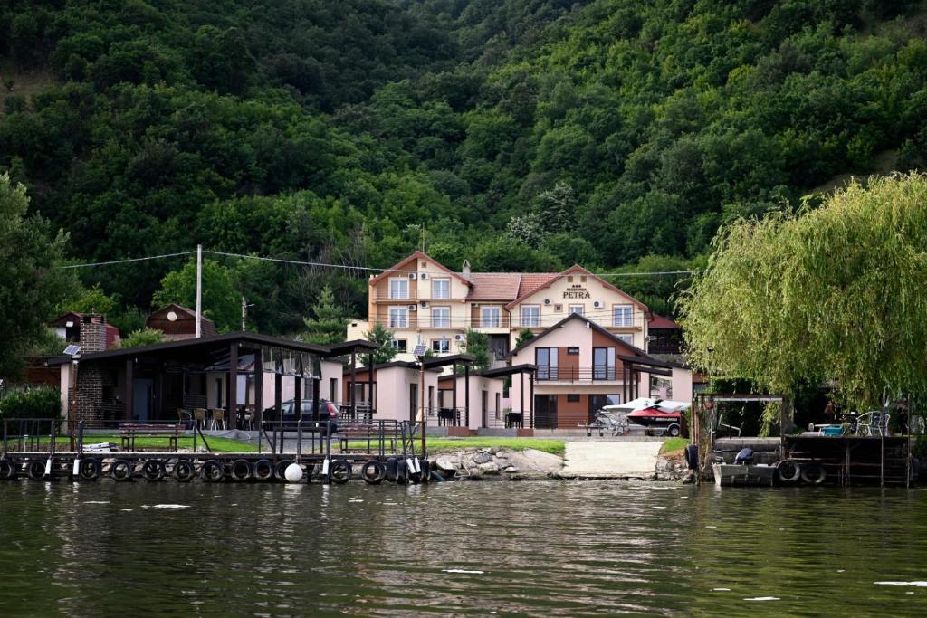 um grupo de casas ao lado de uma massa de água em Fishing Trip Divici em Divici