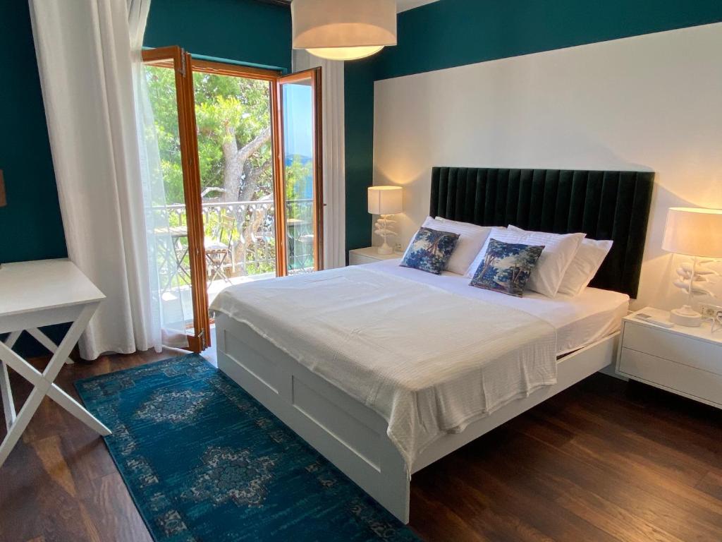 A bed or beds in a room at Apartman V2