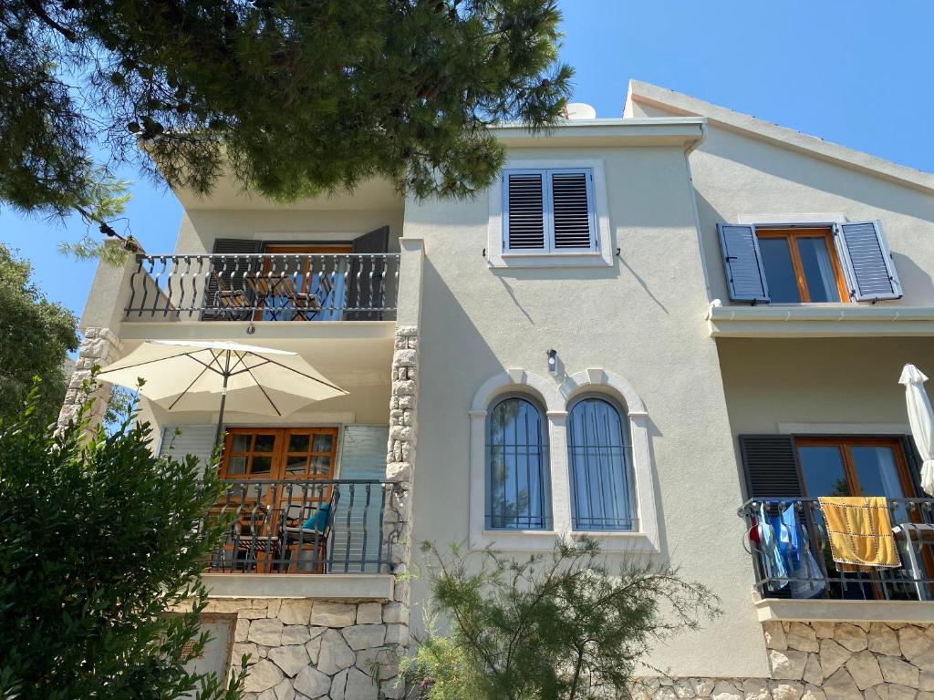 A balcony or terrace at Apartman V2