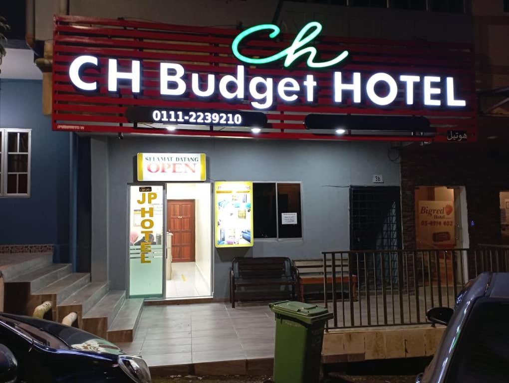un hotel de búfalos con un cartel en el edificio en CH Budget Hotel en Cameron Highlands