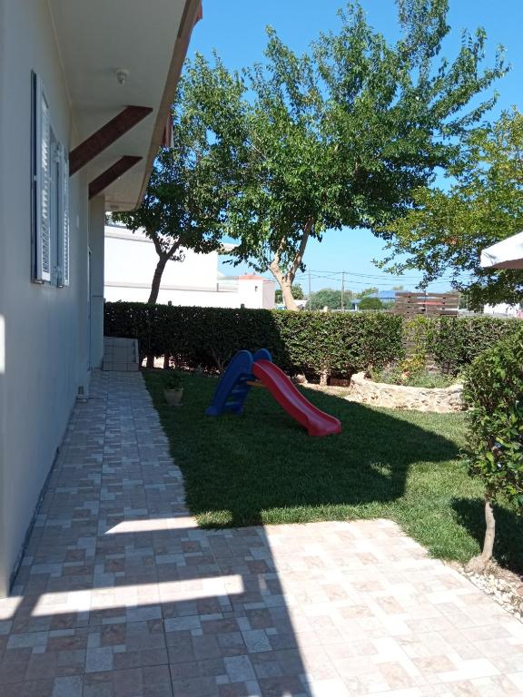 Vonkajšia záhrada v ubytovaní Sea Side House Kourouta
