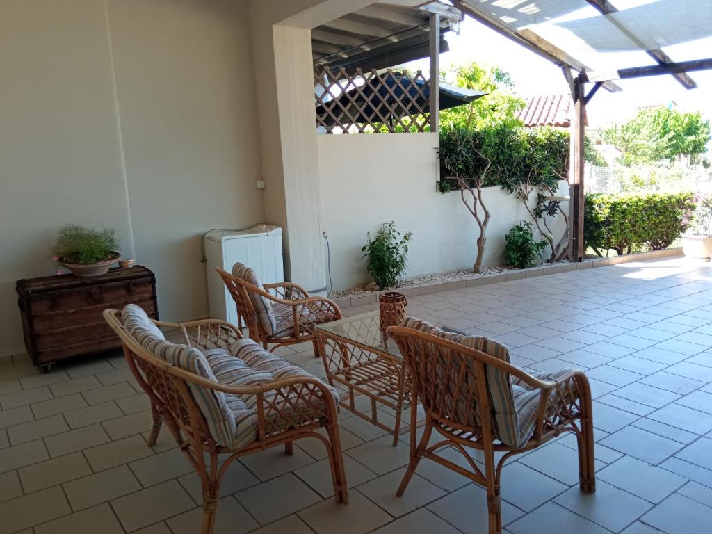 Patio alebo iná vonkajšia časť ubytovania Sea Side House Kourouta
