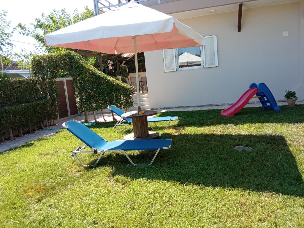 Vonkajšia záhrada v ubytovaní Sea Side House Kourouta