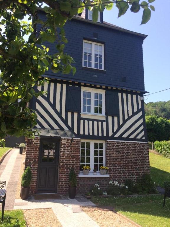 a house with a black and white building at Les pommiers in Honfleur