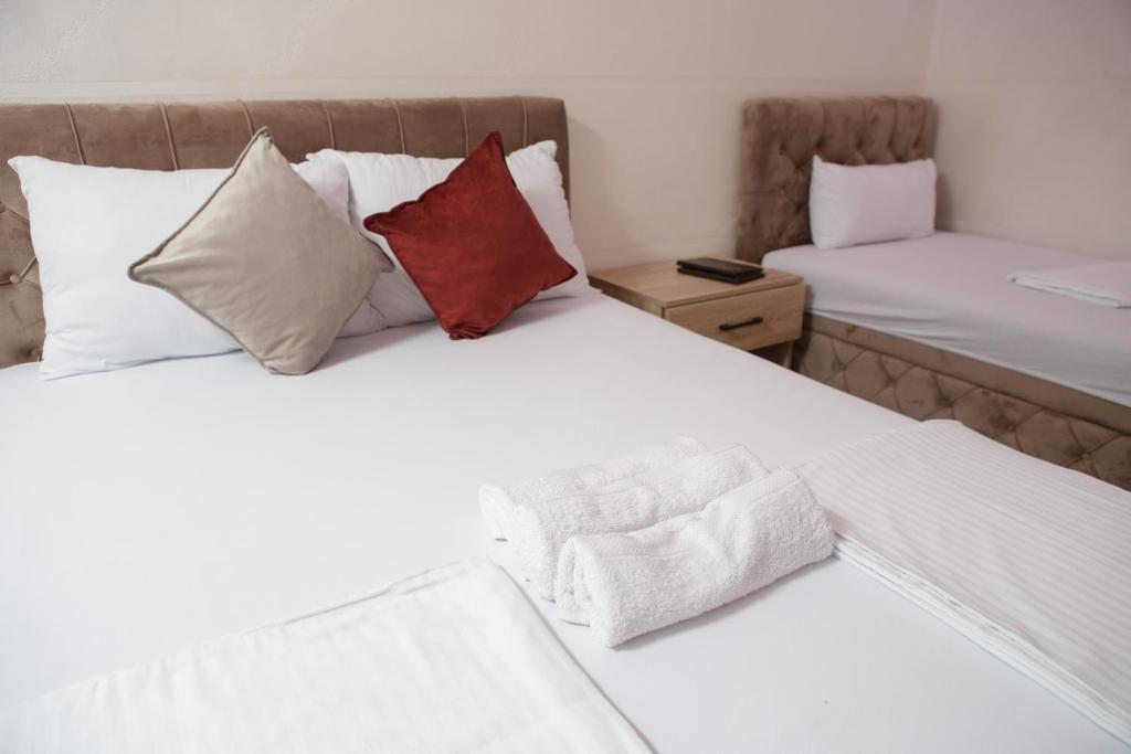 Postel nebo postele na pokoji v ubytování B H B Apartmani