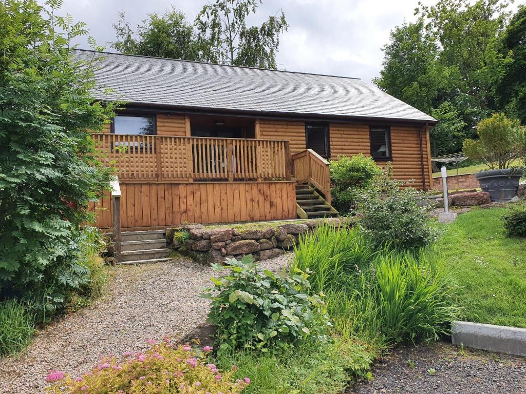 Cabaña de madera con terraza y patio en Upper Rosemount Lodge, en Blairgowrie