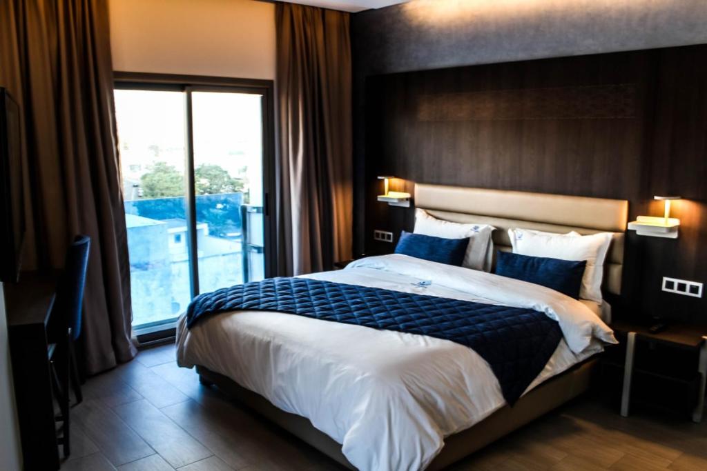 Llit o llits en una habitació de Hôtel La Perla