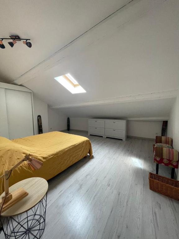 Fotografia z galérie ubytovania Appartement climatisé centre-ville de narbonne dans comble 4 couchages v destinácii Narbonne