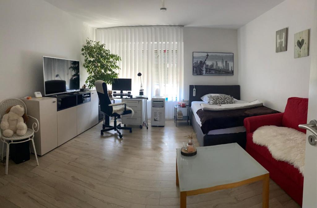 sala de estar con sofá y escritorio en Apartment Friedrich 1201, en Mainaschaff