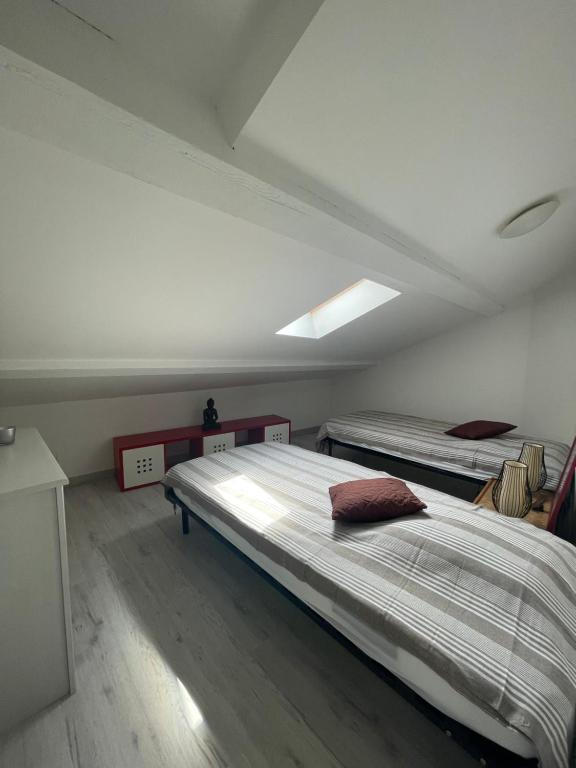 Fotografia z galérie ubytovania Appartement climatisé centre-ville de narbonne dans comble 4 couchages v destinácii Narbonne