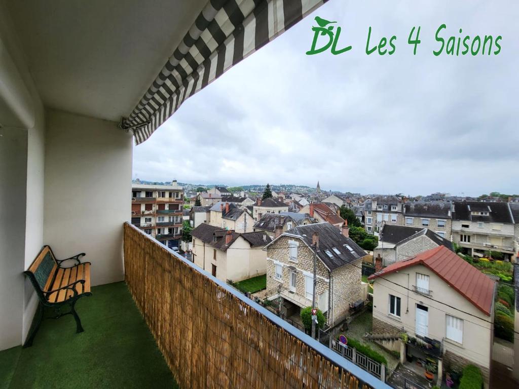 d'un balcon avec vue sur la ville. dans l'établissement DL LES 4 SAISONS - Meublé Tourisme 3 Etoiles, à Brive-la-Gaillarde