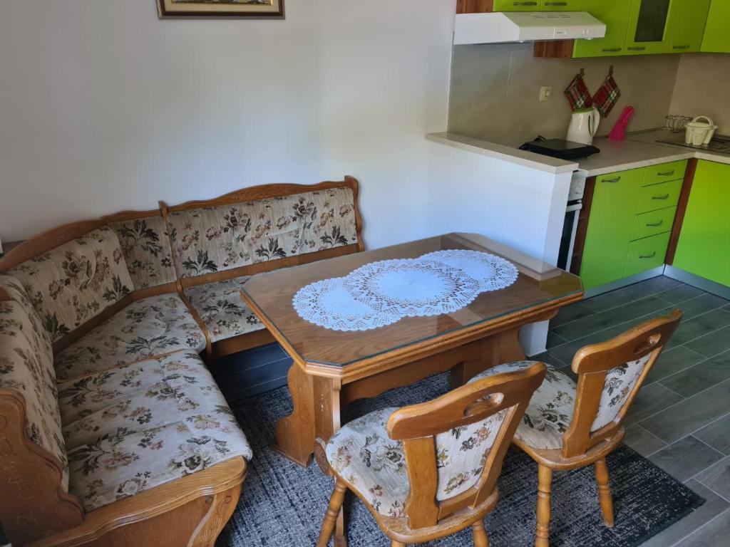 cocina con sofá, mesa y sillas en Apartman Darko en Solin