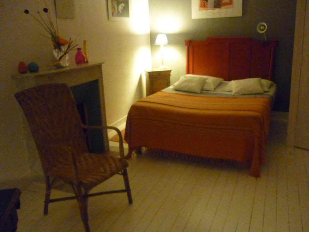 Łóżko lub łóżka w pokoju w obiekcie La Maison de Claire
