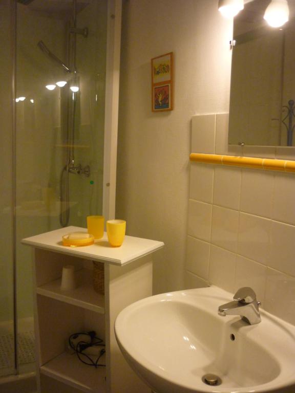 łazienka z umywalką i prysznicem w obiekcie La Maison de Claire w mieście Val Couesnon