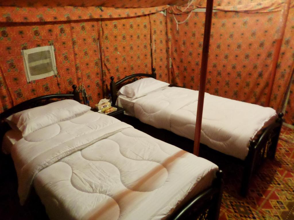سرير أو أسرّة في غرفة في مخيم رويال تورز