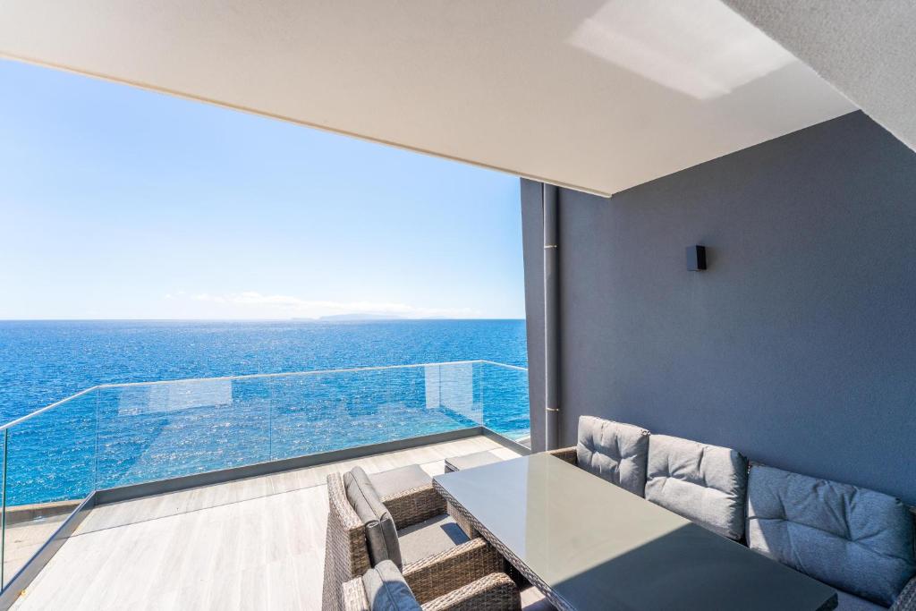 FLH Amazing Ocean View with Balcony