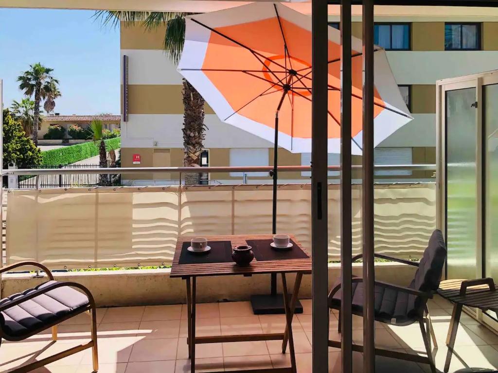 Balkon lub taras w obiekcie Côte d'Azur joli studio 50m plage, climatisation , parking.