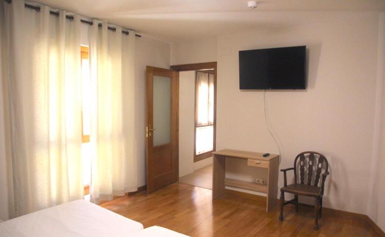Televízia a/alebo spoločenská miestnosť v ubytovaní Hostal Rural 18 de Abril