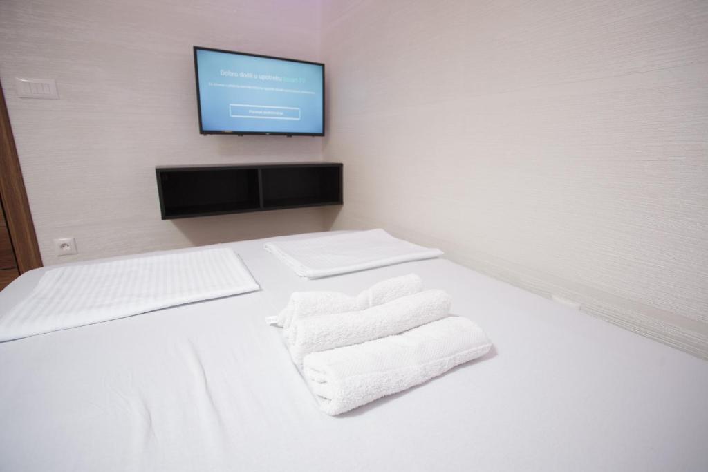 Postel nebo postele na pokoji v ubytování B H B Apartmani