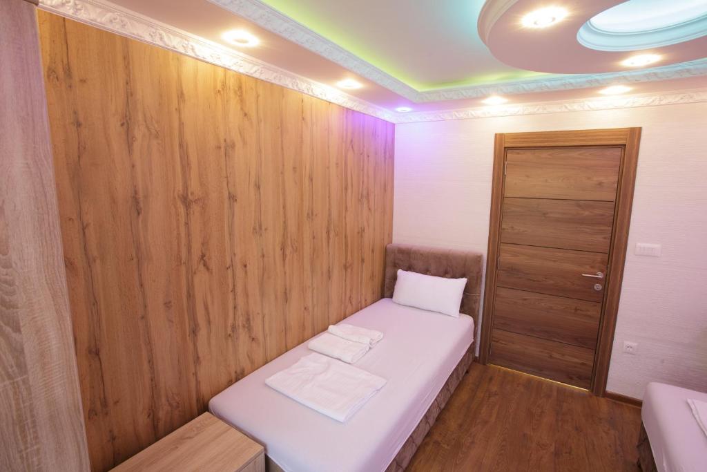 Postel nebo postele na pokoji v ubytování B H B Apartmani