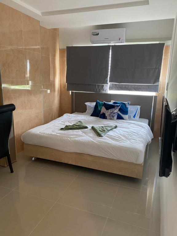Ein Bett oder Betten in einem Zimmer der Unterkunft Trio Gems Condo, Pattaya Thailand
