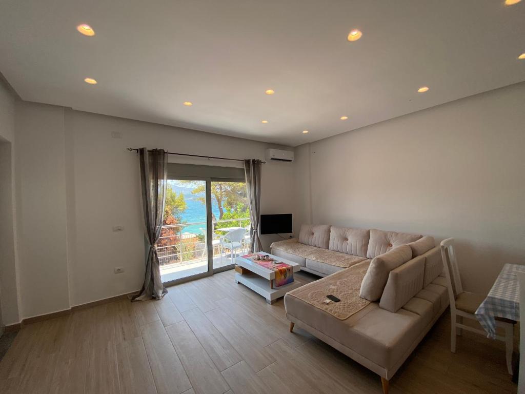 卡萨米尔SEA VIEW Deluxe Private Villa的客厅里有一张沙发和一张桌子。