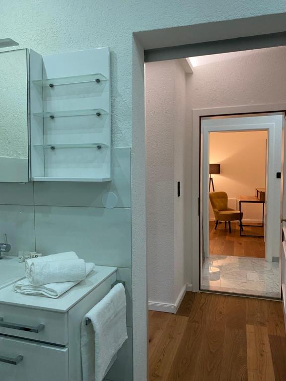 uma casa de banho com um lavatório e um espelho e um quarto em Villa-Stern em Keutschach am See