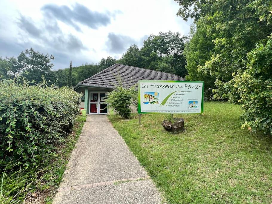 Gallery image of Chalet accueillant au cœur de la verdure in Lissac-sur-Couze