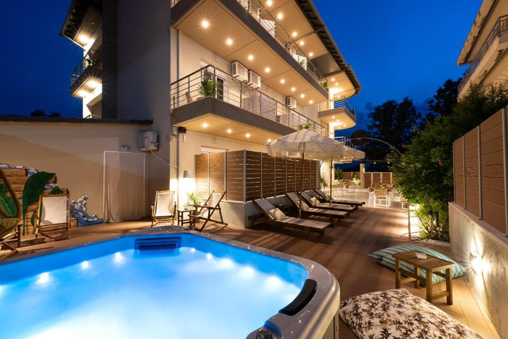 Bazén v ubytování ELLE Rooms & Suites nebo v jeho okolí