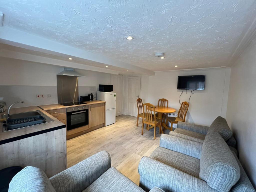 uma sala de estar com dois sofás e uma cozinha em Entire Two Bedrooms Flat, 1F em Great Yarmouth