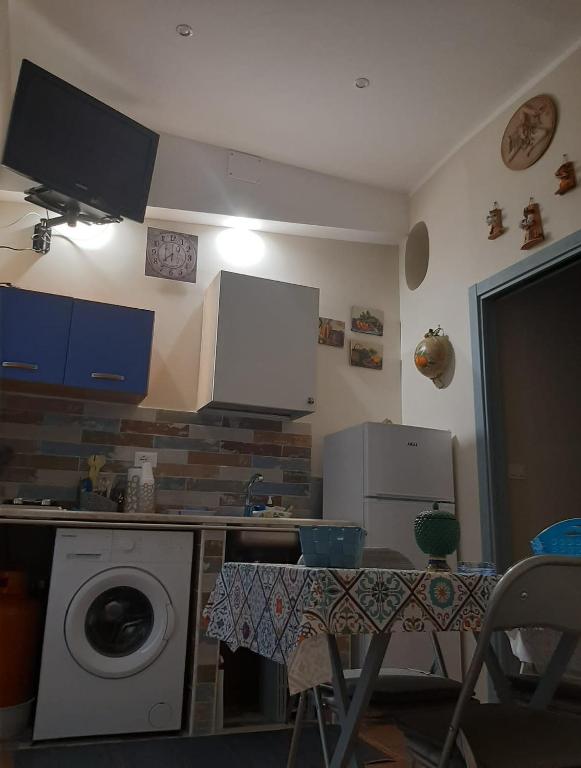 Kuchyňa alebo kuchynka v ubytovaní CASA VACANZA DI VIA GIACALONE