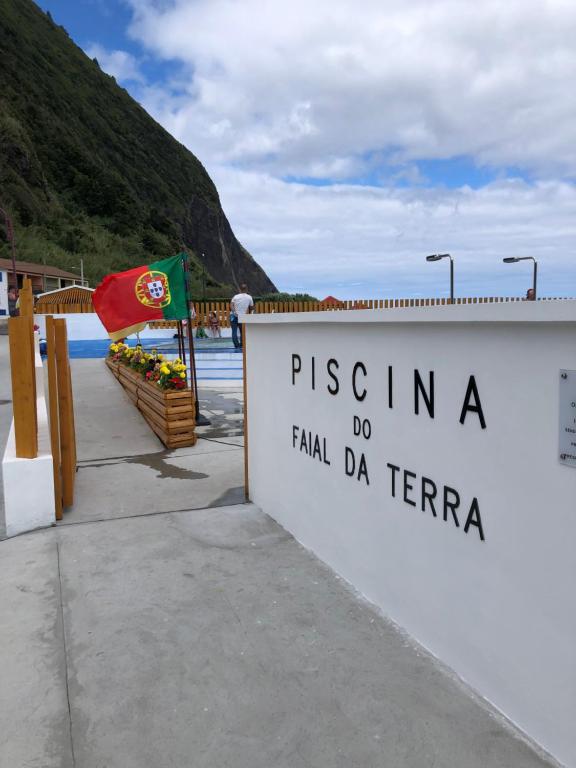 a sign that reads pisgina do final da terra at Casa Auri in Faial da Terra