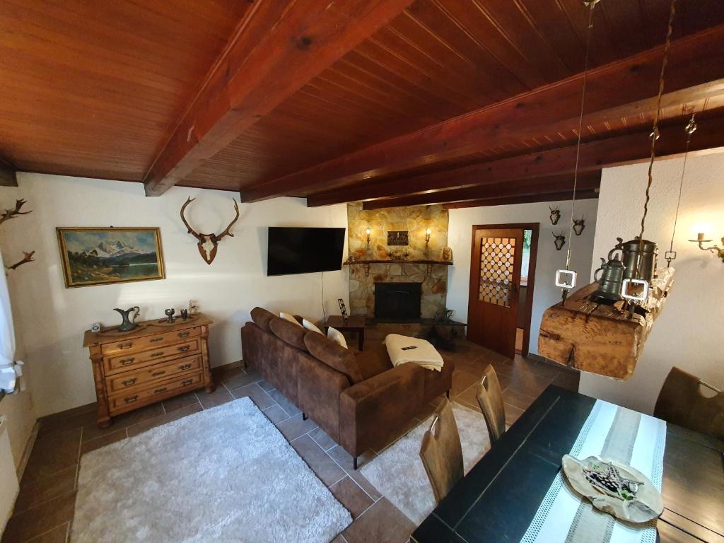 ein Wohnzimmer mit einem Sofa und einem Tisch in der Unterkunft Jägerhaus in Nossen