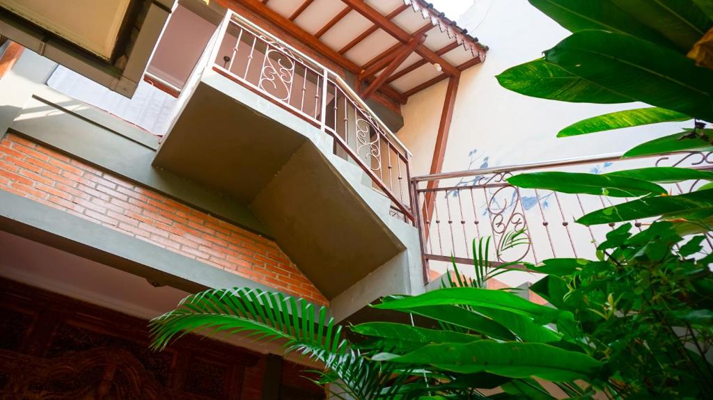 Ndalem Suryo Saptono Guest House - 带阳台的标准平房