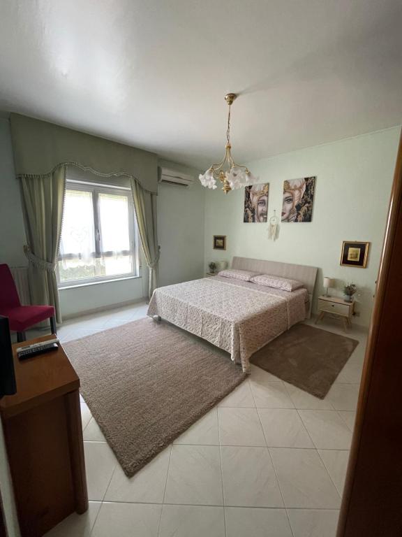 Un dormitorio con una cama grande y una ventana en Il viandante, en Olivarella