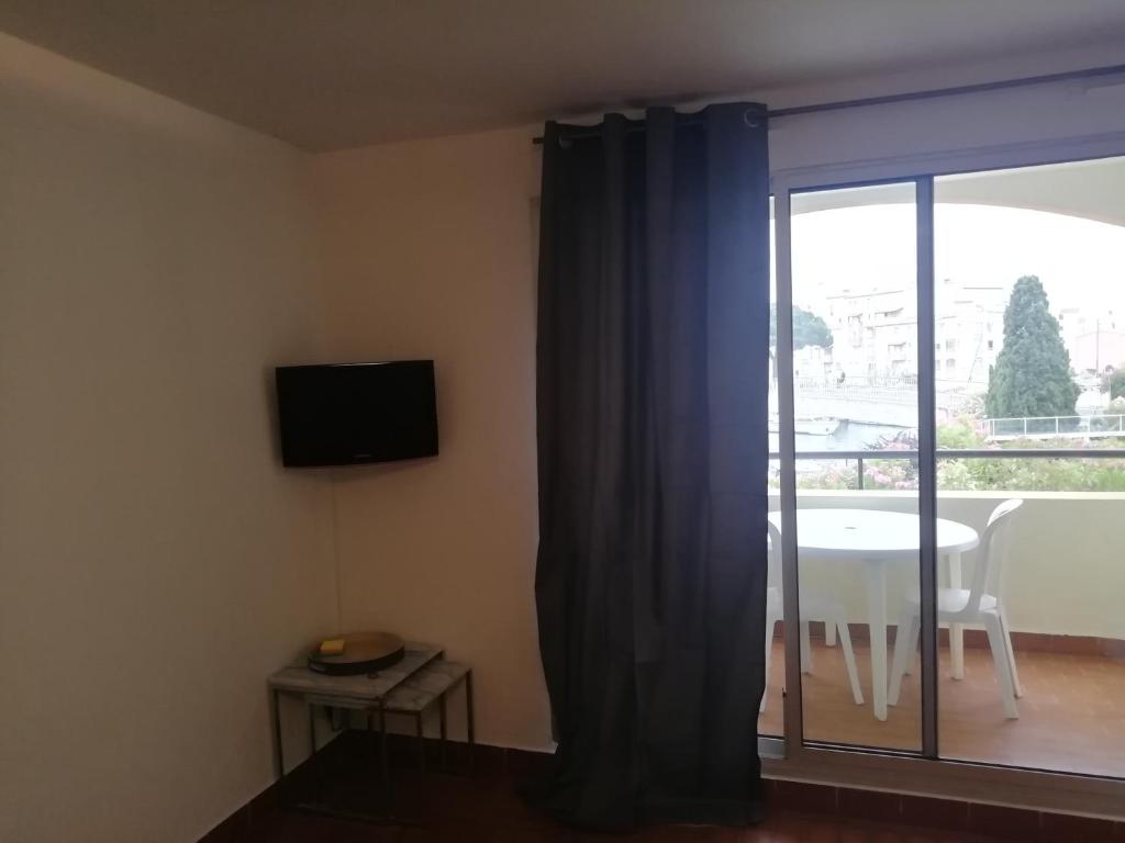 Televízia a/alebo spoločenská miestnosť v ubytovaní Cap D 'Agde Studio cabine 5 personnes, vue chenal