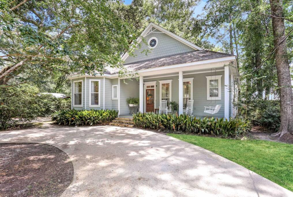 una casa blanca con una entrada delante de ella en Southern Oaks Guest House en Abita Springs