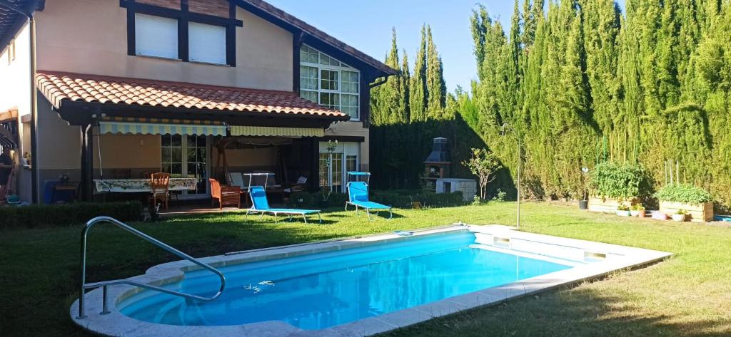 Bazén v ubytování Vivienda El Olivo con piscina privada y jardín. nebo v jeho okolí