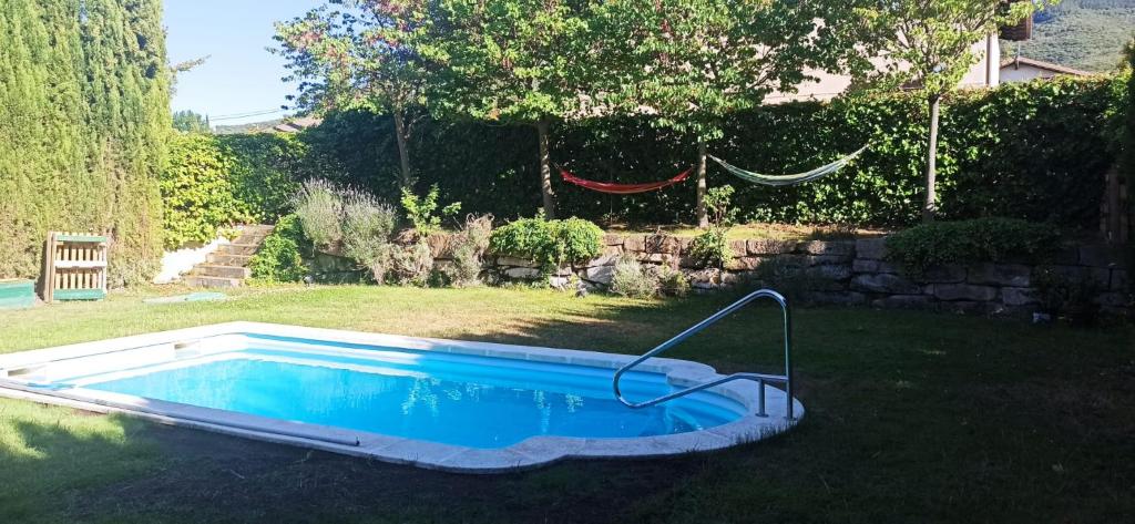 Vivienda El Olivo con piscina privada y jardín.