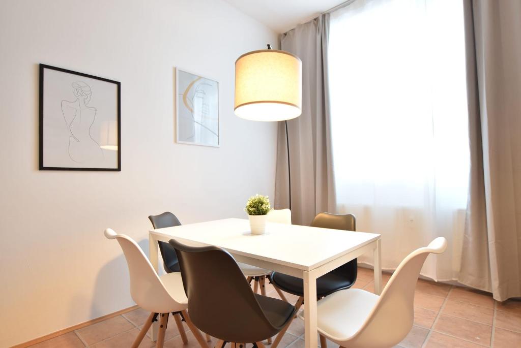 uma sala de jantar com uma mesa branca e cadeiras em Super central city appartement with free parking em Innsbruck