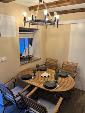 een eetkamer met een houten tafel en stoelen bij SALT & SOUL in Senj