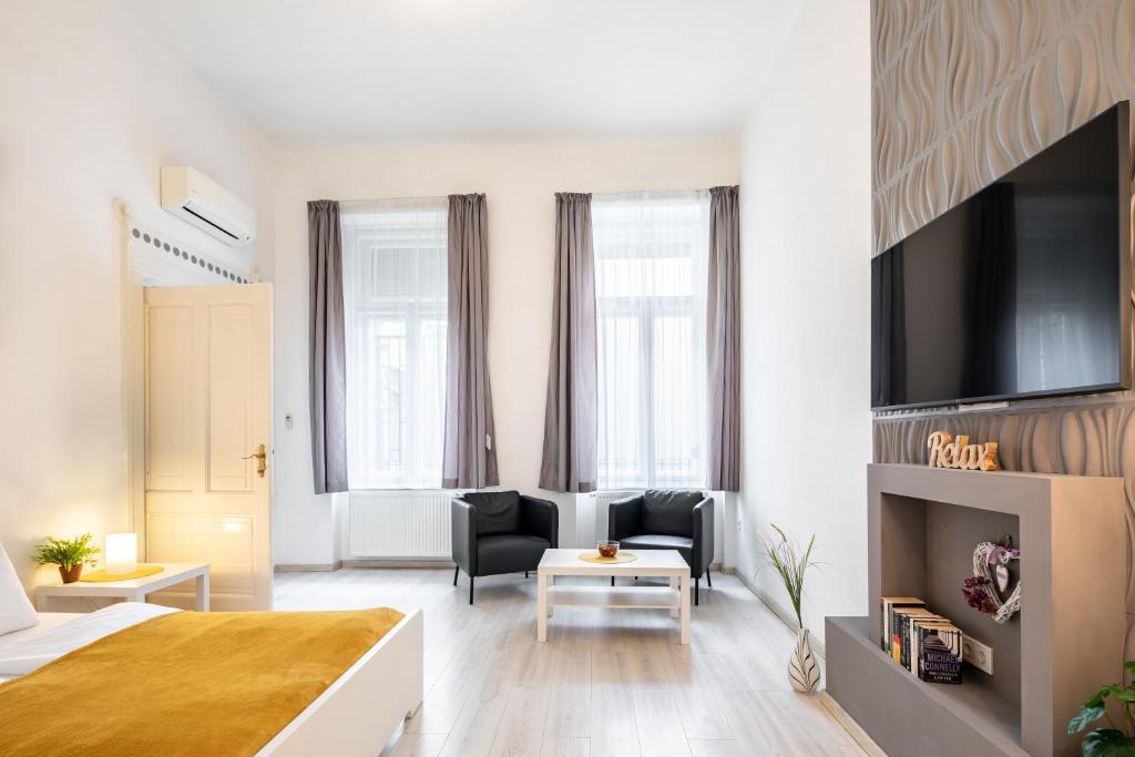 ブダペストにあるNew, high quality apartment in the city centerのベッドルーム1室(ベッド1台付)、リビングルームが備わります。