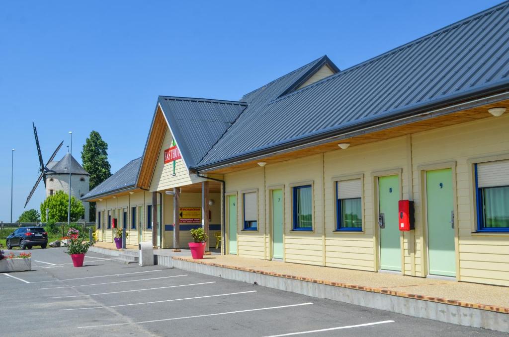 een rij gebouwen op een parkeerplaats bij Fasthotel Orléans Nord Artenay in Artenay