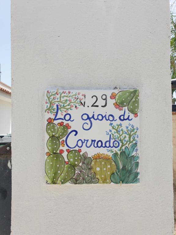 een bord op een muur met een foto van cactus bij Villino La gioia di Corrado in Avola