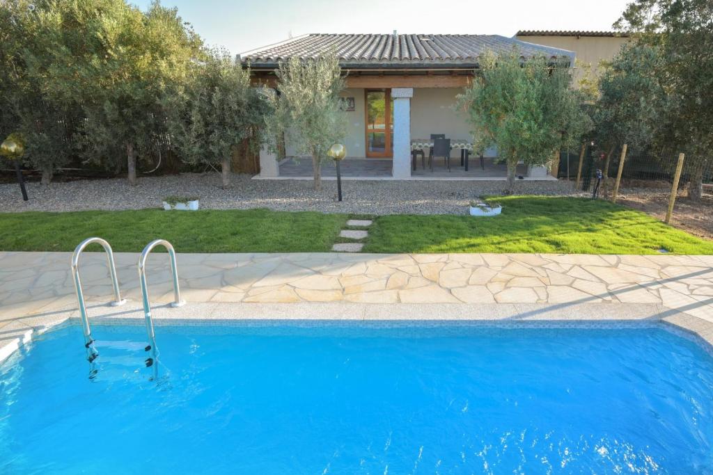 una piscina frente a una casa en Villetta Saeprus, en Muravera